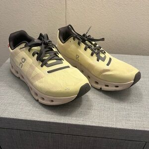 Women’s oncloud go size 10 neon